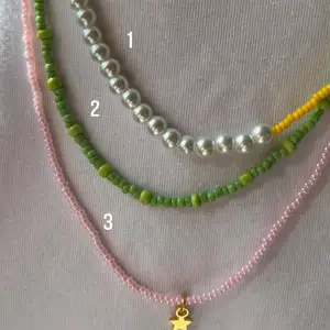 Halsband för 15:- styck, med berlock kostar de 5:- extra! De går att ändra fräg eller mönster om man vill de, finns många färger och storlekar på pärlor att välja mellan. Köparen står för frakten 🌸 kontakta mig vid frågor! 