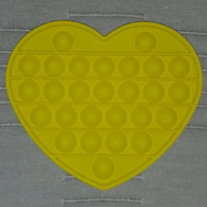 Gul hjärta pop it  -  Original pris: 100 kr  Skickar på posten men helst att mötas 