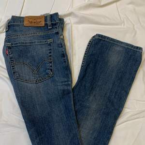 Supersnygga och sköna jeans från Levis! Står ingen storlek någonstans på jeansen men rekommenderar jeansen för den som är över 167! Är själv 167 och på mig är de nästan lite för långa för min smak!