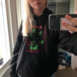 Hoodie - Cool hoodie från Asos Marketplace köpt för 750, står ej strl men skulle säga att den sitter som en S-M!