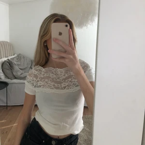 T-shirt med spets - Jätte fin topp med spets, fint skick, stl xs. 80kr eller kom med högsta bud. Frakt tillkommer