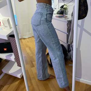 Säljer dessa snygga jeans ifrån Monki, dem är högmidjade och långa i benen, jag själv är 172 cm