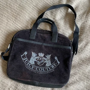 Juicy Couture datorväska - Vadderad datorväska från Juicy Couture. Köpt vintage. Mer brun än svart. Mindre slitage på undersidan. Budgivning vid stort intresse💛