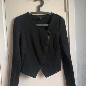 Biker tröja/kofta - Biker tröja/kofta som inte kommer till användning. Kan mötas upp eller skicka, kan samfrakta så kolla gärna mina andra plagg🌸