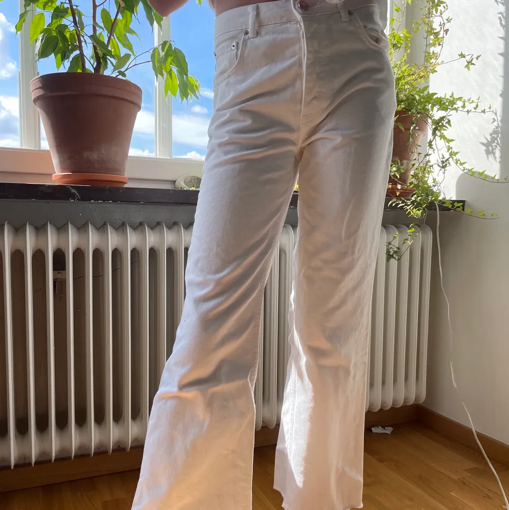 Snygga vita jeans som tyvärr inte passar i längden. (175cm) Köp direkt för 250kr. Jeans & Byxor.