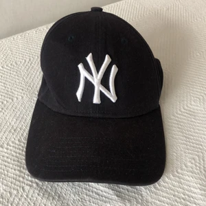 NY keps - Inte använt så många ggr så det är rätt bra skick. Går ej reglera storleken men storleken är Small- medium💕