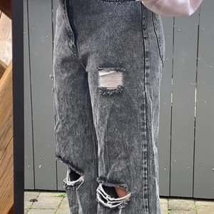 Jeans - GRÅ JEANS, med hål. Storlek s! Passar nog på en som är 160 i längden!