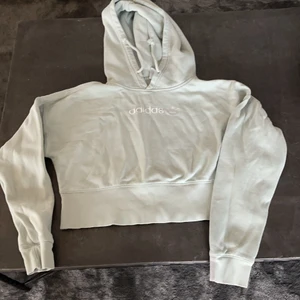 adidas hoodie  - en croppad adidas hoodie