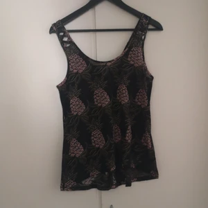 Topp  - Topp med ananastryck. 