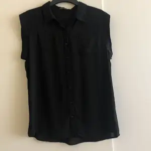 Supersnygg svart skjorta i skritt material 