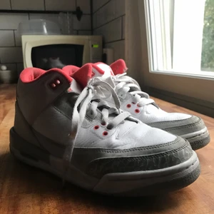 Jordan 3 retro gs - Jordan 3 retro gs. Har låda och kvitto, använda men tvättar innan jag postar dom. köpare står för frakt på 99 kr