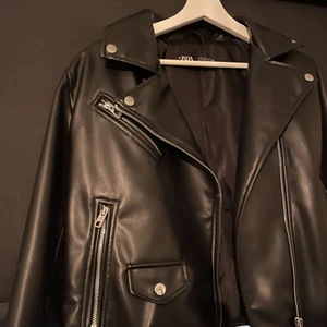 SkinnJacka  - Skinnjacka från Zara i storlek Xxl eftersom den är extremt liten i storleken och ville ha den mer oversized, jag har vanligtvis allt från xs-m. Använd väldigt sparsamt. Inte äkta skinn. Skriv vid fler frågor 🤍