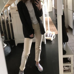 Snygga beiga jeans - Supersnygga långa beiga jeans i en rak modell, storlek w26/L32. Använda 1 gång, som helt nya. 💘buda från 100kr eller köp direkt för 150kr💘