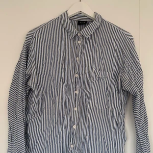 Blårandig skjorta  - Skjorta med mycket god kvalite som varit med mig i flera år men som inte förlorat sin stjärnglans 🤩