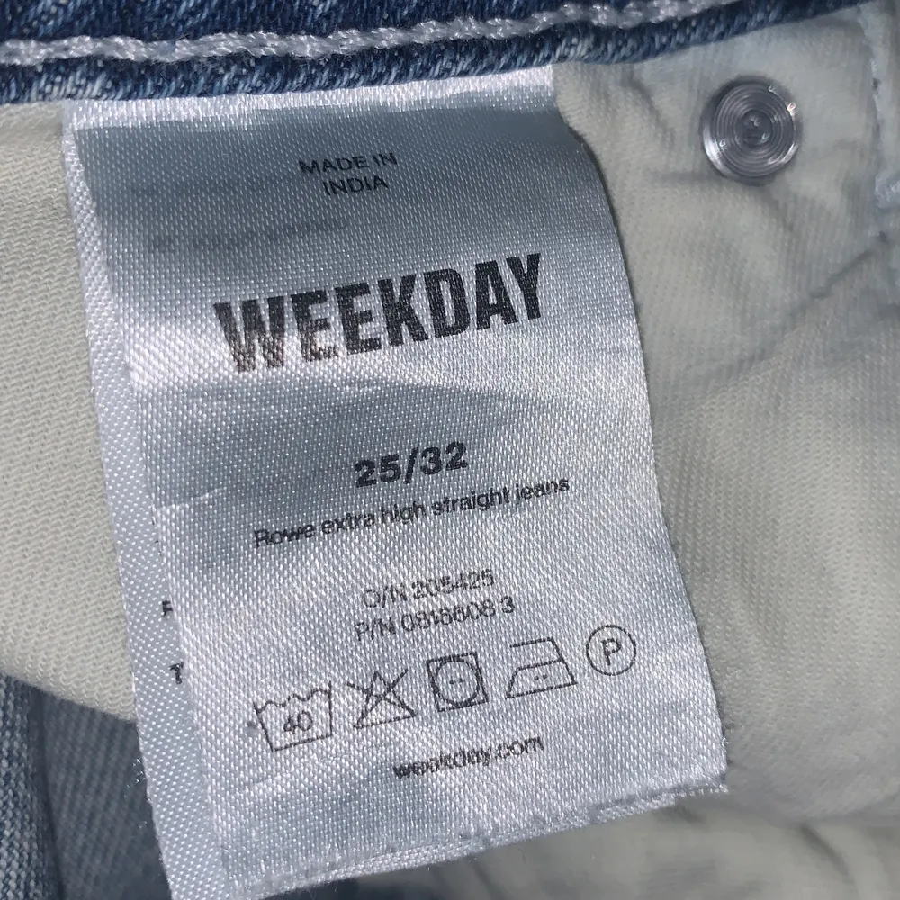 WeekDay jeans i modellen ”rowe” storlek 25/32 och tillräckligt långa för mig som är 175cm, knappt använda så de är i nyskick. frakt 66kr spårbar❤️‍🩹 nypris 500kr. Jeans & Byxor.