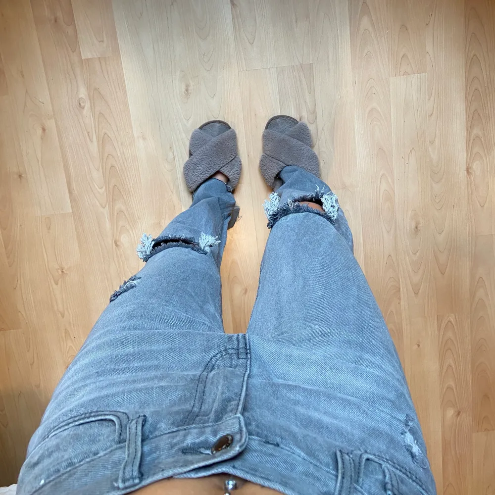Oanvända jeans från prettylittlething med slitningar på knäna och små slitsar längst ner! Köparen står för frakt ❤️. Jeans & Byxor.