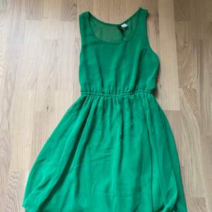 Grön klänning i storlek 36 från hm.