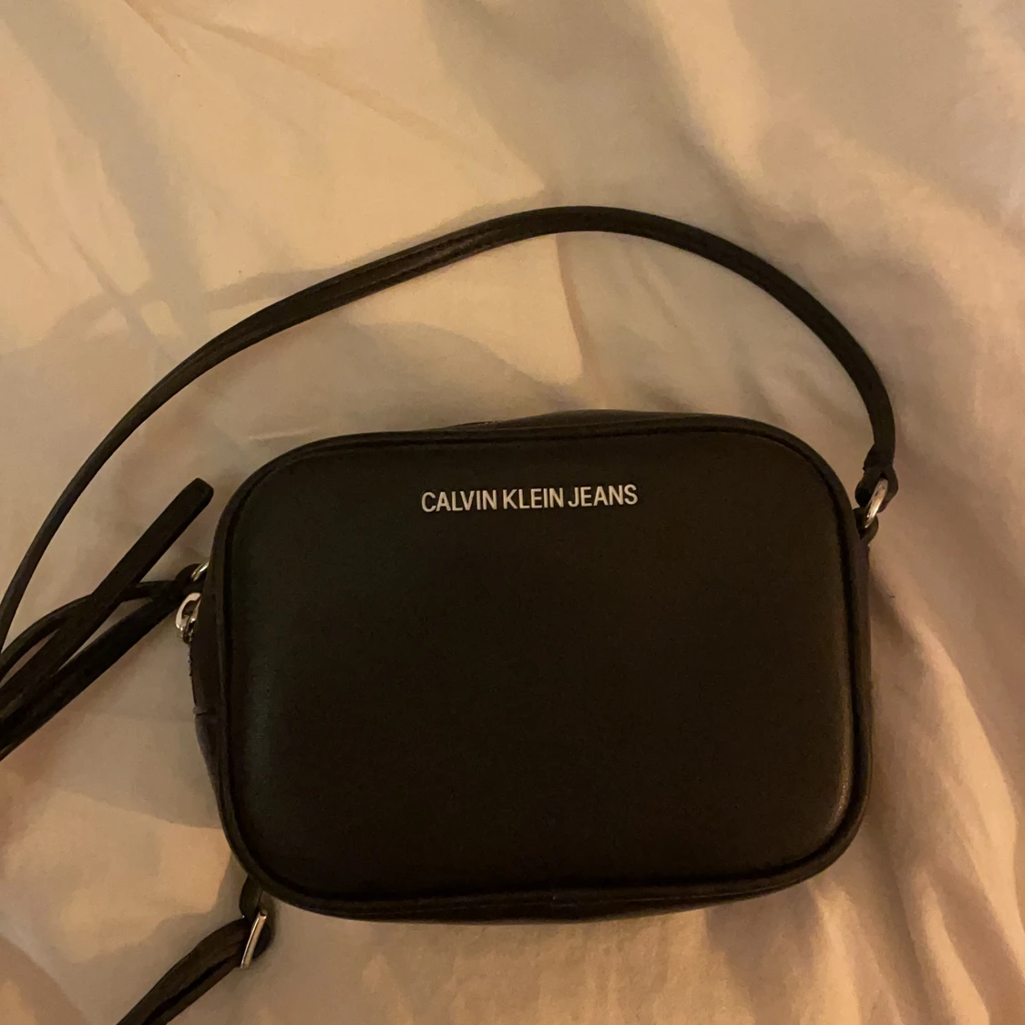 Så söt miniväska från Calvin Klein - 90