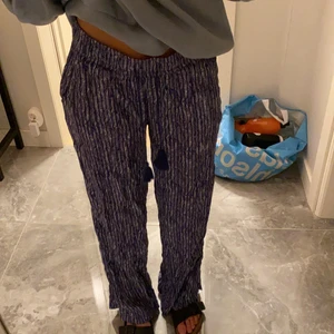 Byxor  - Raka byxor med mönster, storlek xs