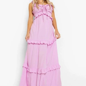 Klänning - Klänning från boohoo i storlek 42, den var alldeles för stor för mig så den sitter inte som jag vill riktigt, därför säljs den vidare, aldrig använd. 