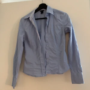 Gant skjorta - Jättefin äkta gantskjorta i ljusblå färg, perfekt för dig som ska gå på arbetsintervju, arbetar på kontor eller enbart vill se mer profesionell ut 😋 Säljer den då den aldrig kommit till användning och jag själv inte tycker den passar min nuvarande klädstil. ☺️ 