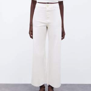 Jättefina vita jeans i storlek 34, som har blivit för små🥺 Säljs för 100 ex frakt 