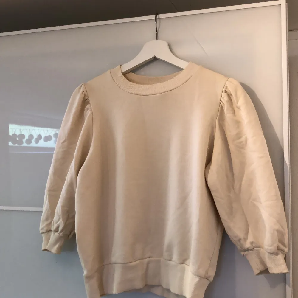 Jätte söt sweatshirt i offwhite/beige färg med puffärm och resor. Passar till allt, använd ett par gånger endast. M men passar även S/XS. hör av er för frågor/fler bilder!❤️‍🔥. Stickat.