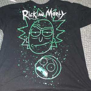 Rick and morty t-shirt, XL, knappt använd
