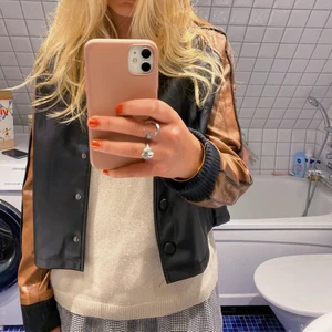 Supersnygg jacka i läder imitation🤗 - Jacka från Nakd i läder liknande material, perfekt till hösten🙏🏽 original pris 500