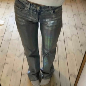 Regnbågs jeans - Säljer mina slutsålda regnbågs jeans från zara ! 