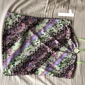 Vero Moda halterneck topp - Två jättehärliga halterneckliknande tröjor från Vero Moda! Man kan ha dom på lite olika sätt i och med banden. Går även att köpa dom separat! 💖 skulle säga att dom är från 2000 talet så dom finns inte att köpa i butik! 💕 Båda är i storlek L men skulle nog passa M och även Xl för att dom är stretchiga!! 💘 skriv privat om ni har någon fråga!💝 ‼️(priset är för en av tröjorna)‼️ priset går också att diskuteras