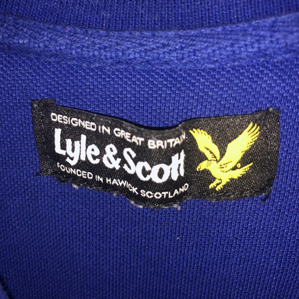 Säljer dessa 3 Lyle & Scott pikétröjorna som jag har köpt second hand då jag aldrig andvänt dom. 1 för 50kr alla 3 för 100kr. Kan skickas om köparen står för frakt! Tvättar självklart alltid kläderna innan jag skickar dom!!💘💘. Skjortor.