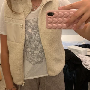 Väst - Intressekoll på denna oanvända stickade väst från lindex 