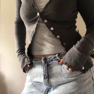 Grå kofta - Grå kofta med vita knappar☺️ frakten ingår i priset🦋