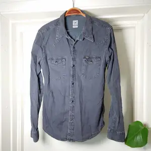 Tunn jeansskjorta från Lee, grå färg och fint skick💎