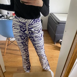 Zebra byxor - Jättecoola zebrabyxor som knappt kommit till användning. Ursprungligen köpta från shein och är strl 36. 💜