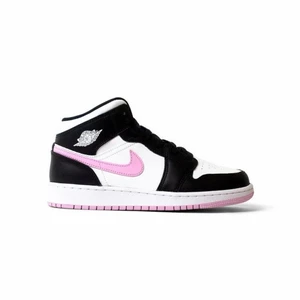 Jordan 1 mid  - om ni vill ha fler bilder skriv de då! mina är andvända få gånger jätte fint skick! säljer på grund av att de kommer inte till andvänding, buda gärna