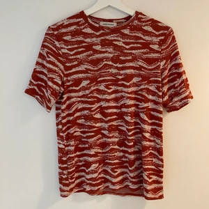 T-shirt i tjockare tyg - Carin Wester  - Sparsamt använd topp i tjockare tyg från Carin Wester. Jag hr klippt bort lappen för storlek men tror S 😅 superskönt tyg! 