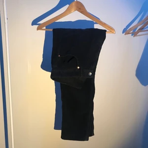 Manchester Byxor - Svarta Manchester byxor i storlek small. Passformen är straight. Samma egenskaper som jeans fast i Manchester bara.