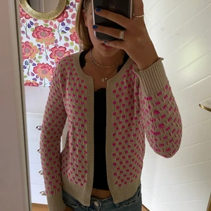 Kofta  - Superfin beige kofta med rosa detaljer🌸 koftan är i storlek xs men passar mig som är en storlek s i vanliga fall✨ Koftan är i nyskick🤘🏼 