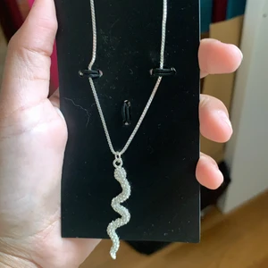 Orm halsband - Säjer ett orm halsband som aldrig har varit använt .