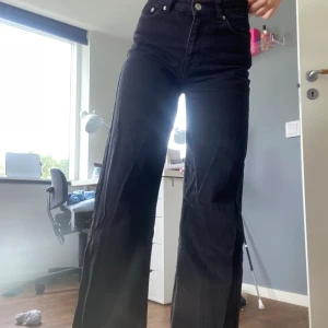 Svart jeans - Ett par svarta jeans från junkyard. Bra skick och så snygga. Har nu blivit för små för mig.😊 kan bytas mot något annat