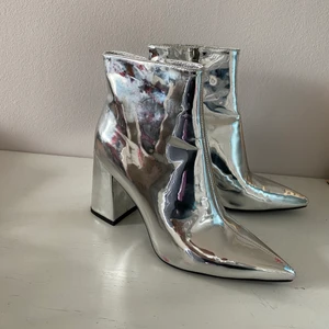 Silvriga klackskor storlek 39 - Silvriga klackskor från Public Desire. Knappt använda men har några små röda fläckar (syns på första bilden). 