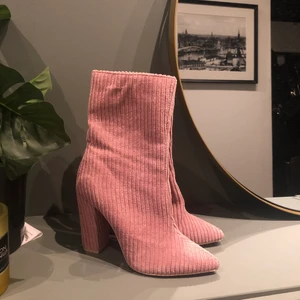 Stövlar  - Trendiga rosa och ribbade stövlar/klackskor med dragkedja från Nelly, aldrig använda 💕💕 
