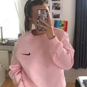 Nike tröja - Rosa nike tröja ( inte äkta ) den är otrolig mysig och skönt mjukt material inuti :) storlek S 