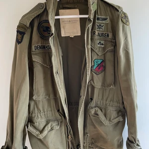 Ralph Lauren militärjacka  - Militärjacka från Ralph Lauren, perfekt till hösten! Vintagekänsla 🤍 storlek S, oversized 