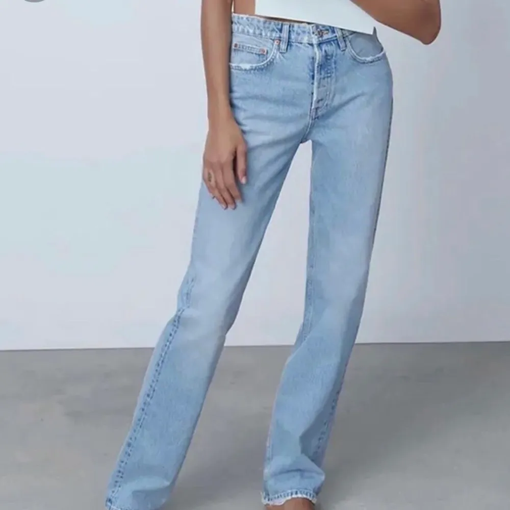 Säljer mina Zara mod rise jeans i storlek 36 eftersom de inte passar mig. Använda ett fåtal gånger. Skriv för mer info. Kan bli budgivning vid stor efterfrågan💕 . Jeans & Byxor.