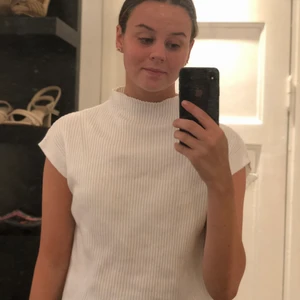 Stickad tröja - En väst-liknande stickad topp med polo. Den skönaste tröjan jag äger, verkligen jätte mjuk och stretchig😍 i väldigt fin skick och tröjan är i storlek M, men skulle säga att den passar från XS-L då den formar sig så fint❤️