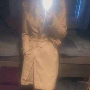 Kappa i Kamel från zara  - Kappa i st 38 i en fin kamelfärg. Den är från zara men är tyvärr förstor för mig. 