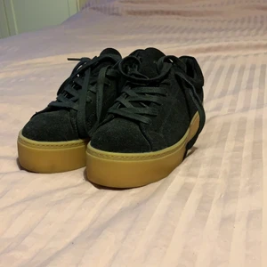 Fräscha svarta nya skor - Helt nya vagabond sko i svart med lite högre sula. Är i en stolek 36 och därmed försmå för mig. Önskar man en finare sko så har man hittat rätt. Köparen står för frakten. Vid intresse skriv gärna :) 